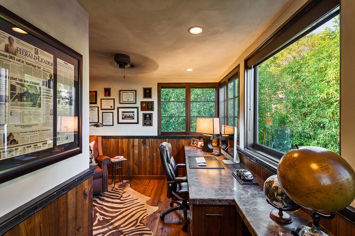 Rustic office design with vintage decor merges traditional aesthetics with modern comfort in a heritage-inspired setting.