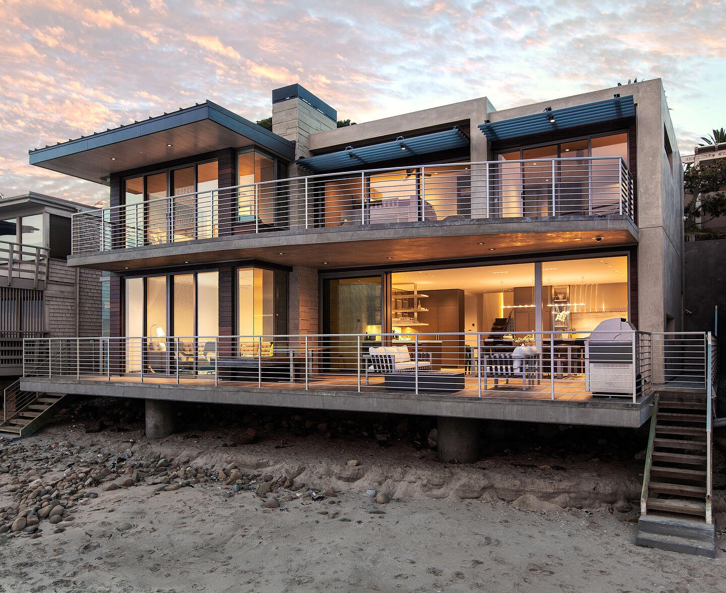 MODERN BEACH HOUSE