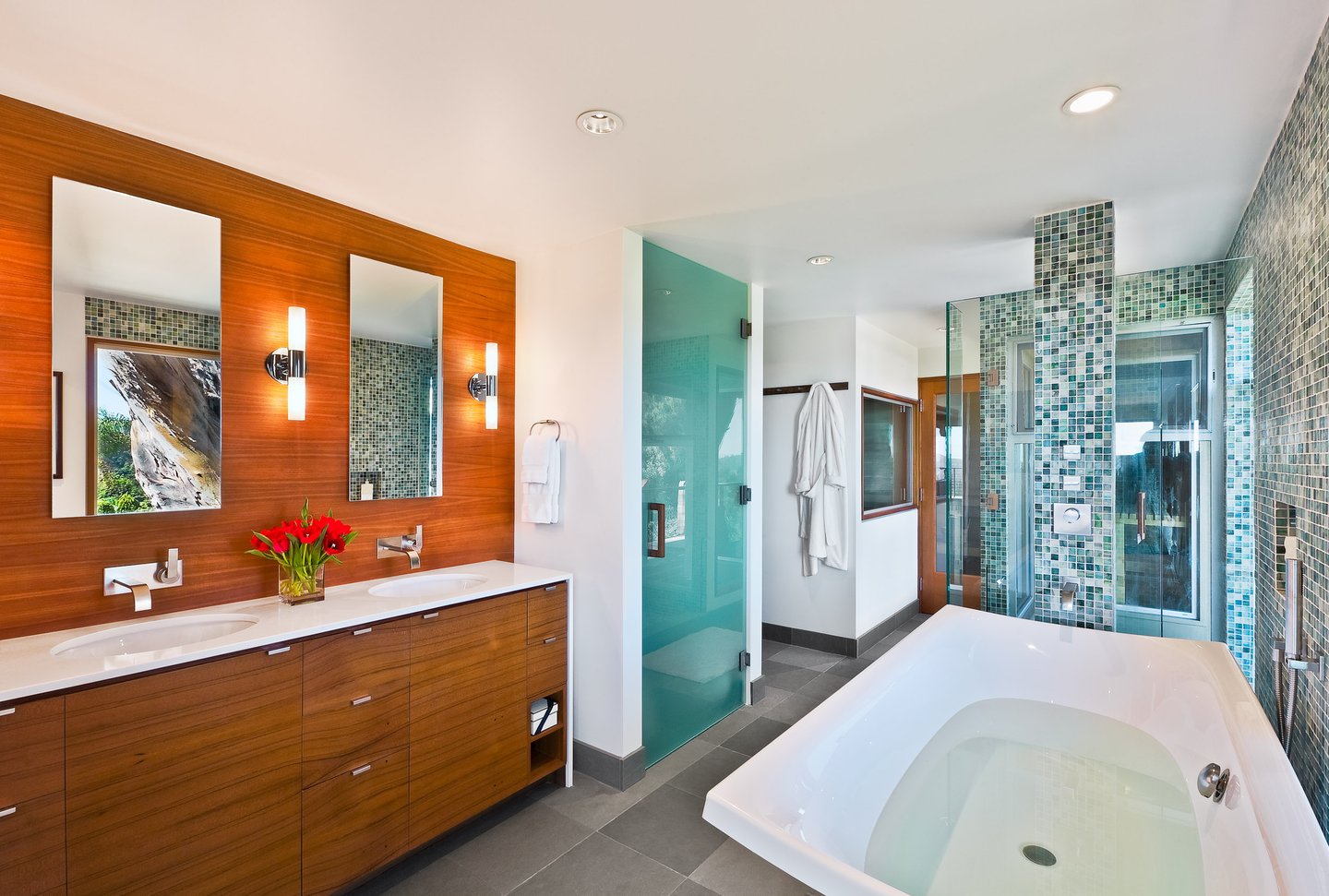 Mid-Century-Modern-Resdence-Santa Barbara_Master Bath with Soaking Tub@2x-5