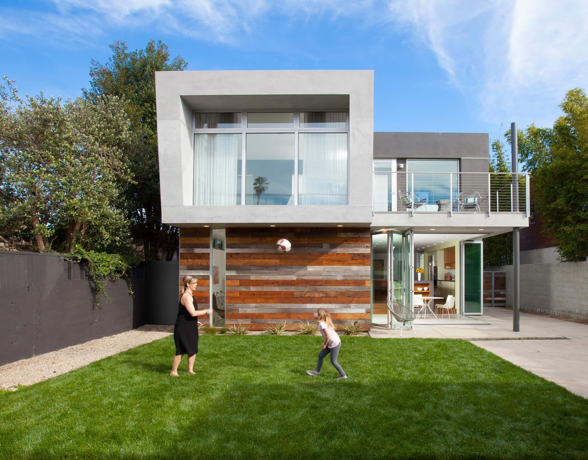 Venice_Beach_Residence_Hero@2x-Backyard and Master Bedroom facade