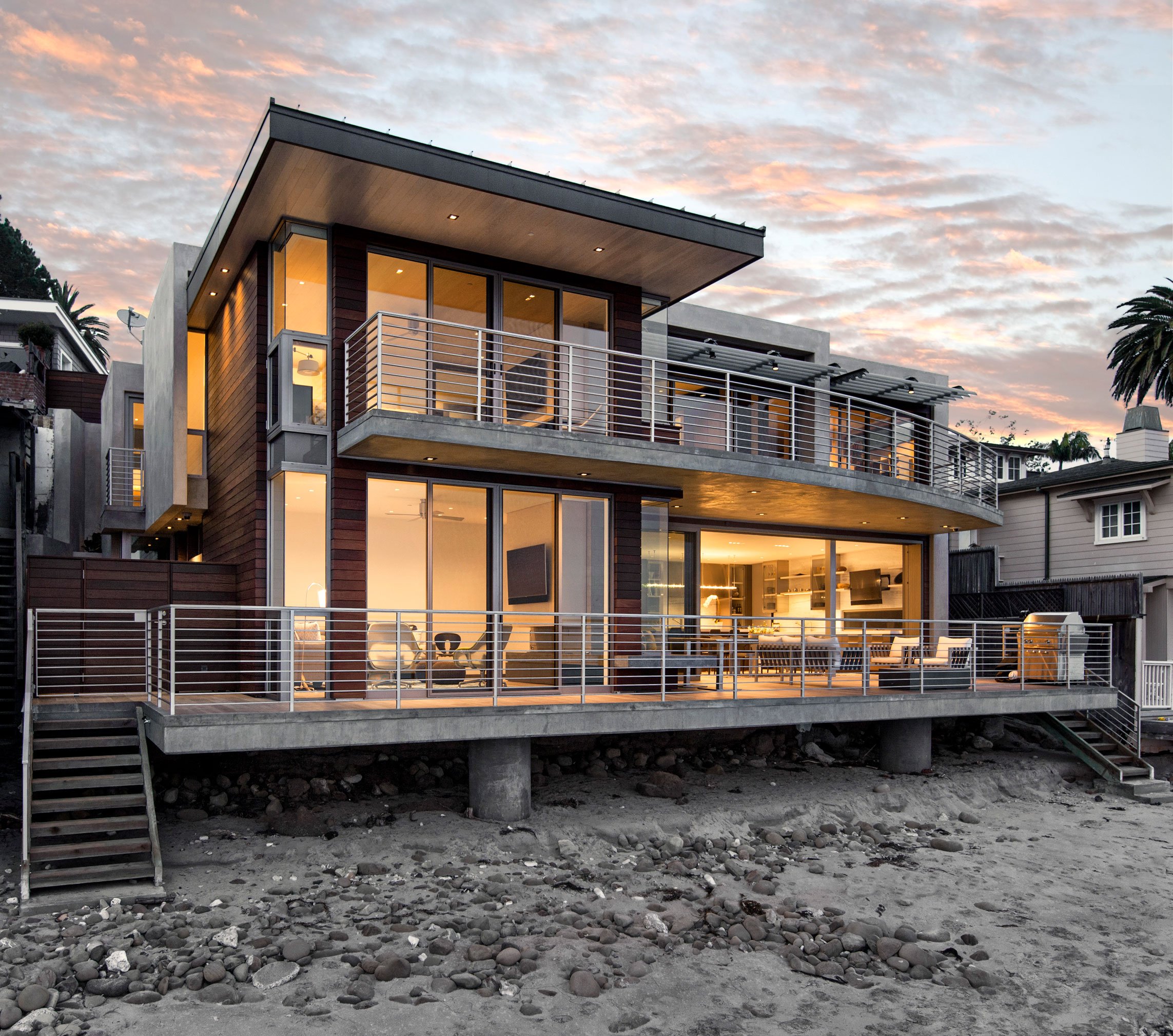 MODERN BEACH HOUSE